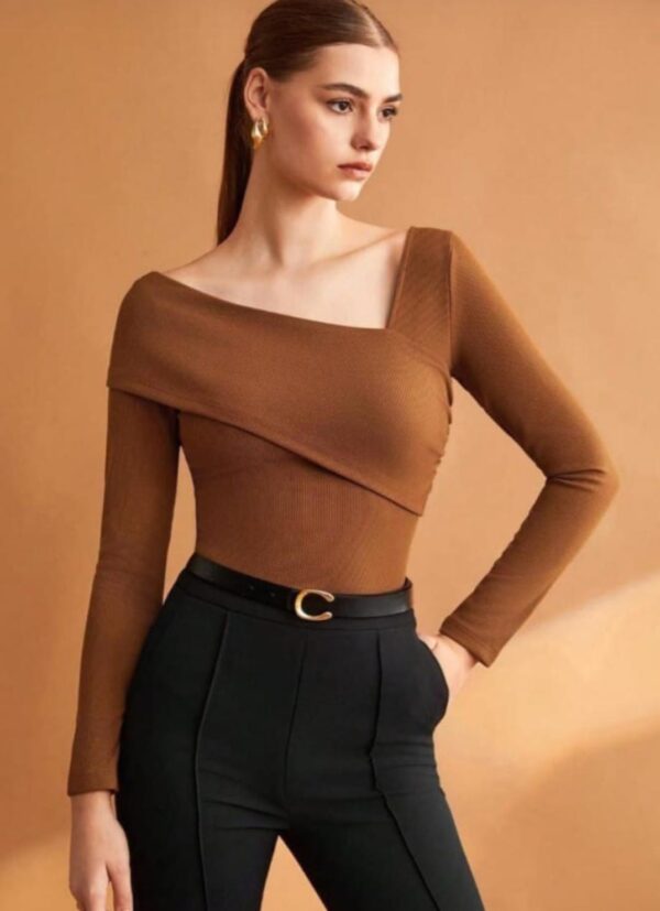 Polo Modelo Asimétrico Material RIB Algodón